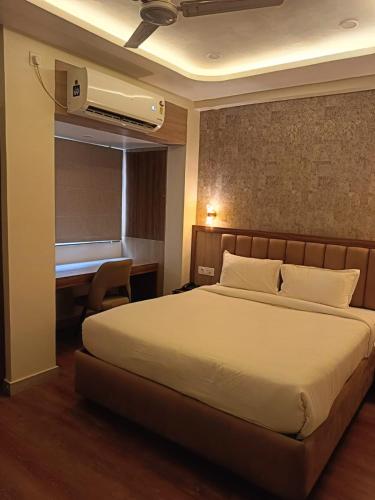 Hotel Ravindraya Residencyにあるベッド