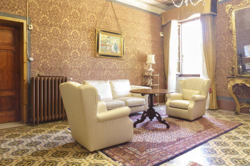 Una sala de estar con dos sillas y una mesa. en Villa Dolciano, en Chiusi