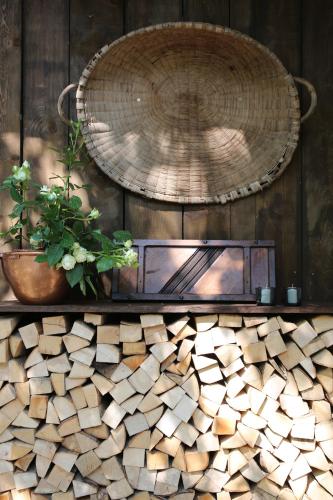a shelf with a fireplace and a basket on a wall at Annas Scheune in Waldkirch