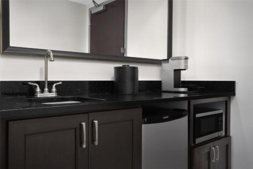 Dapur atau dapur kecil di Hampton Inn & Suites Tupelo/Barnes Crossing