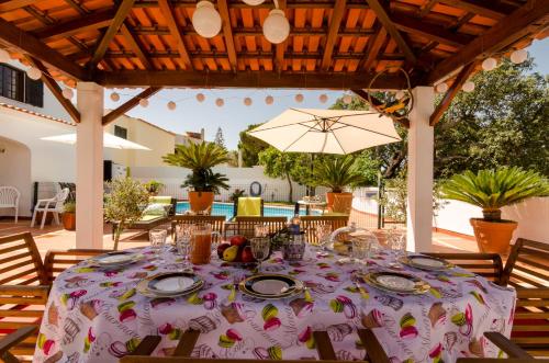 Spacious Villa for 10 with Private Pool near Albufeira
