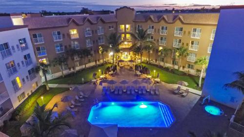 Бассейн в Holiday Inn Express & Suites Naples Downtown - 5th Avenue by IHG или поблизости