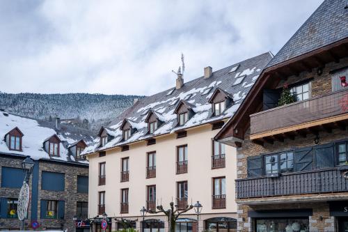 ビエラにあるHotel Ribaetaの雪屋根の建物