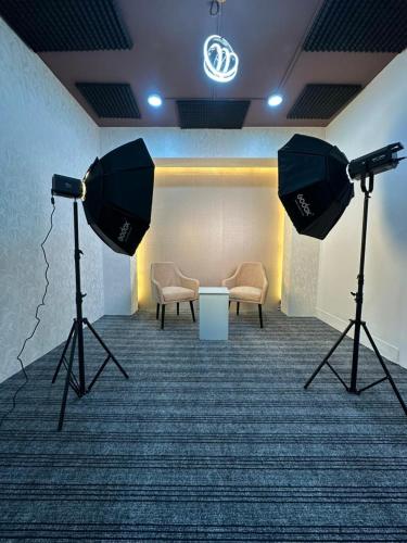 Una habitación con dos cámaras y un sofá y sillas. en Intelzaa Studio, 