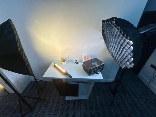 Un escritorio con un bolígrafo y un libro encima. en Intelzaa Studio, 