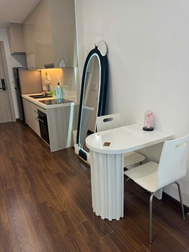a white table and chairs in a room with a kitchen at Mas D3208 in Phú Thú