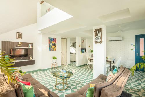 El Tesoro 2BHK Elegant Apartments in Siolim with Pool- 10 mins Drive to Assagaoにあるシーティングエリア