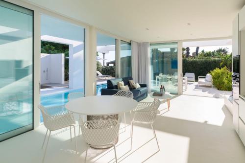 a living room with a table and chairs at Gadir in Terrauzza
