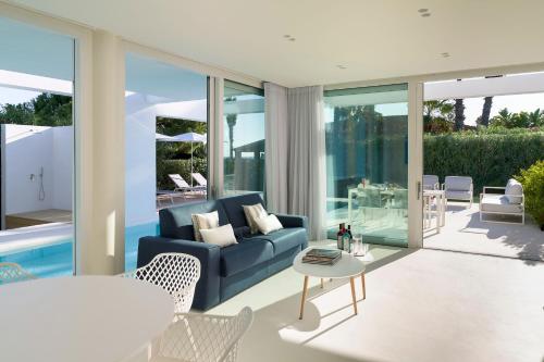 a living room with a couch and a table at Gadir in Terrauzza