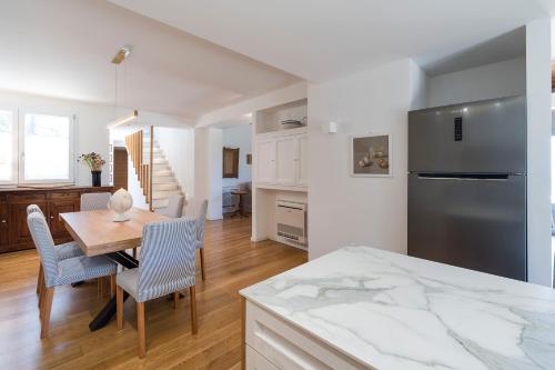 a kitchen and dining room with a table and chairs at Casita in Gratteri