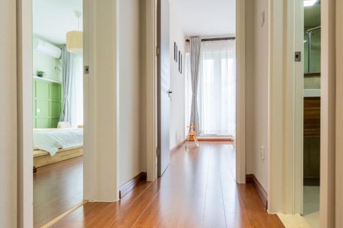 an empty room with a bed and a wooden floor at Gubei Delin Water Town Boutique Villa (Gubeikou Water Town Scenic Area Branch) in Simataicun