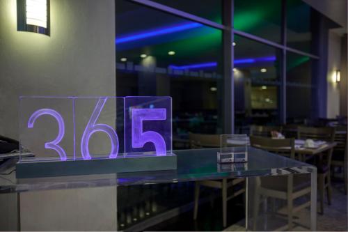 a purple sign on a table in a restaurant at Novotel Monterrey Valle in Monterrey