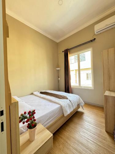 a bedroom with a bed and a window at Villa dina in Songgoriti