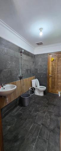 バトゥにあるVilla AHSANのトイレと洗面台付きのバスルーム