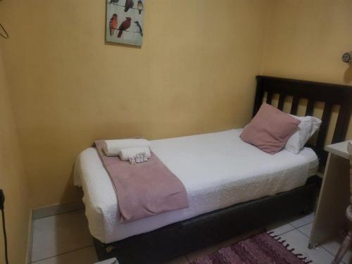Postel nebo postele na pokoji v ubytování Hadassa Lodge