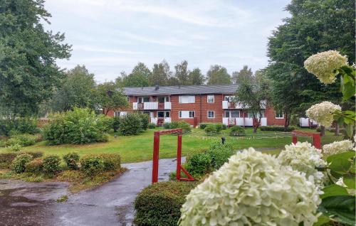 HyltebrukにあるBeautiful Apartment In Hyltebruk With Wifiの前に庭がある建物
