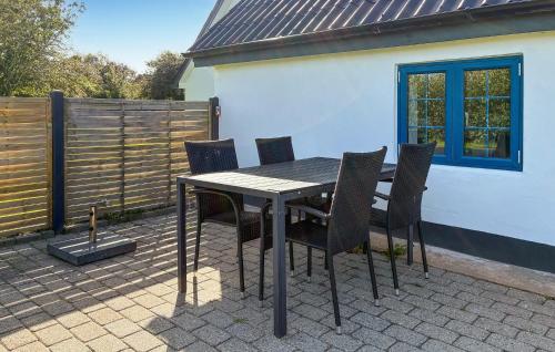 Mandø Byにある2 Bedroom Beautiful Home In Ribeのパティオ(黒いテーブルと椅子付)