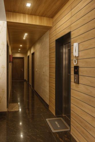 Gallery image of Hotel Krishna Palace, Vrindavan - Lavish & Luxury rooms with parking near prem mandir #By Om # in Vrindāvan