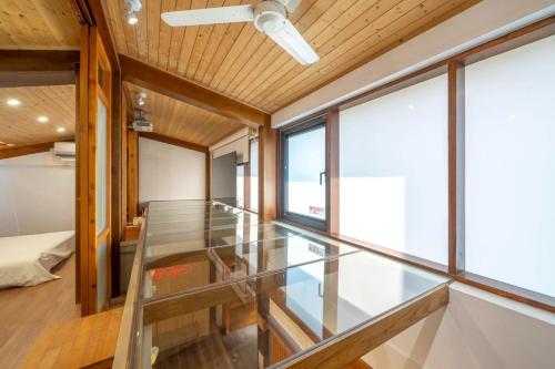 Postel nebo postele na pokoji v ubytování 末廣通一館 日式包棟民宿 Suehirodori Japanese Entire Home No1
