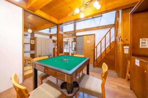Biliár nebo kulečník v ubytování 末廣通一館 日式包棟民宿 Suehirodori Japanese Entire Home No1