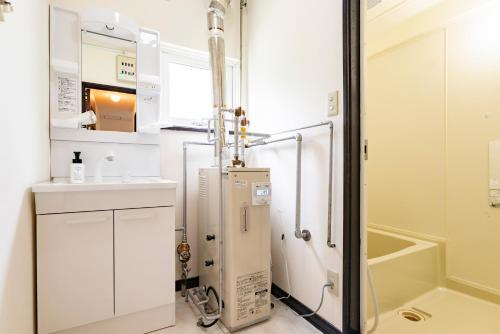 un baño con ducha y lavabo en Tsubaki オーシャンビュー 観光拠点 閑静な住宅街, en Otaru