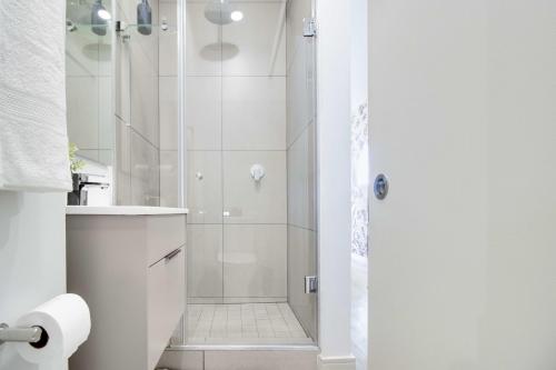 Koupelna v ubytování One Rosebank Luxury Escape