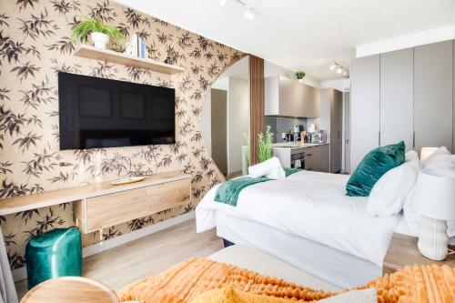 Postel nebo postele na pokoji v ubytování One Rosebank Luxury Escape