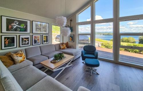 Ruang duduk di Beautiful Home In Bjørøyhamn With House Sea View