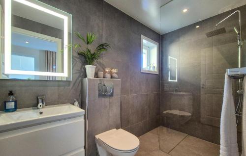 Bilik mandi di Beautiful Home In Bjørøyhamn With House Sea View