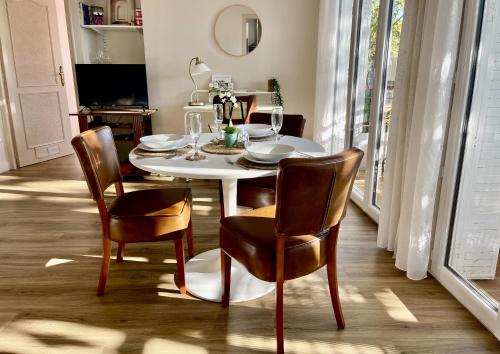 ラマルー・レ・バンにあるLe Coeur de Lamalouの白いテーブルと椅子のあるダイニングルーム