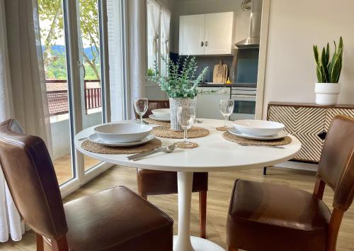 ラマルー・レ・バンにあるLe Coeur de Lamalouのダイニングルーム(白いテーブル、椅子付)