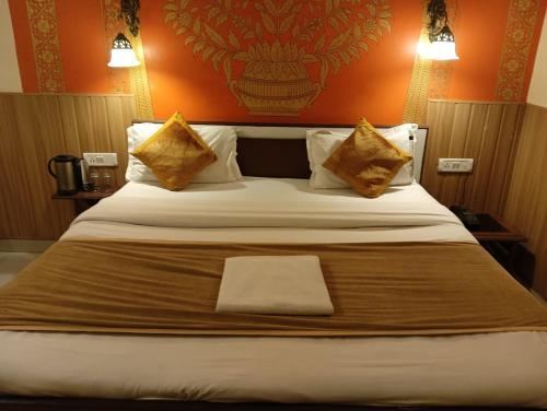 un grand lit dans une chambre d'hôtel avec une serviette dessus dans l'établissement Joey's Hostel, à Jaipur