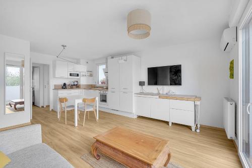 Bright apartment with parking and wifi