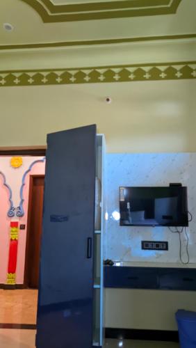 Una televisión o centro de entretenimiento en Hotel Simran Desert View Haveli