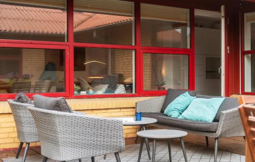 Un patio con un sofá y sillas y una mesa. en 3 Bedroom Cozy Home In Billund, en Billund