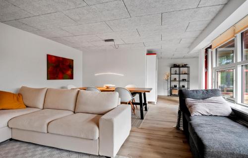 una sala de estar con un sofá y una mesa en 3 Bedroom Cozy Home In Billund, en Billund