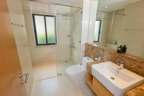 ein Badezimmer mit Toilette, Waschbecken und Dusche in der Unterkunft Ocean Breeze Villa Cam Ranh in Cam Ranh