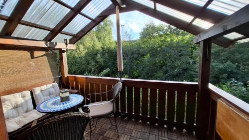 a screened in porch with a table and chairs at Ferienwohnung Wildgatter in Grafenwiesen