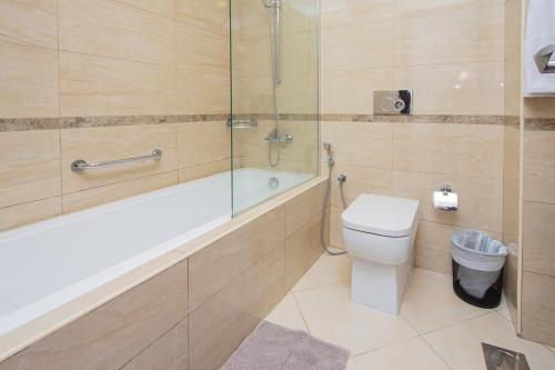 拉斯阿尔卡麦The Bramble House的带淋浴、马桶和浴缸的浴室