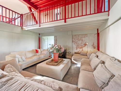 Χώρος καθιστικού στο Spacious Holiday home De Pauwenhof