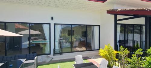 Kawasan patio atau luaran di Okian Villa - Mountain View and Privacy -