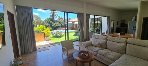 Ruang duduk di Okian Villa - Mountain View and Privacy -