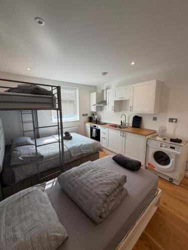 a room with two bunk beds and a kitchen at Keysan House 1 in London