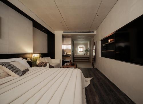 a bedroom with a large white bed in a room at Da Li Yuan Lu Hotel in Dali Ancient Town