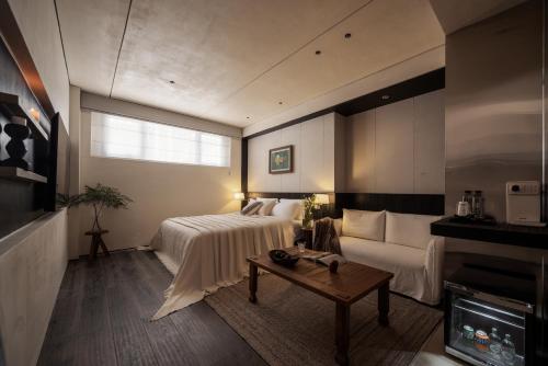 a hotel room with a bed and a couch at Da Li Yuan Lu Hotel in Dali Ancient Town