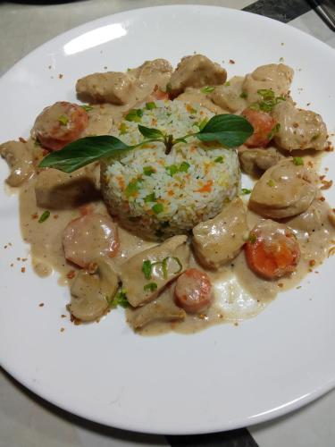 Comida en o cerca de este hotel