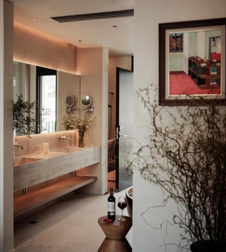 a bathroom with two sinks and a mirror at Da Li Yuan Lu Hotel in Dali Ancient Town