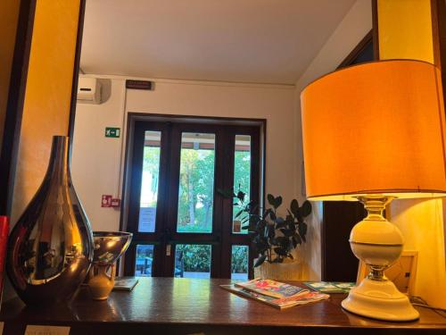 a table with a lamp on top of a table at Albergo Il Tegolo in Cerreto Guidi