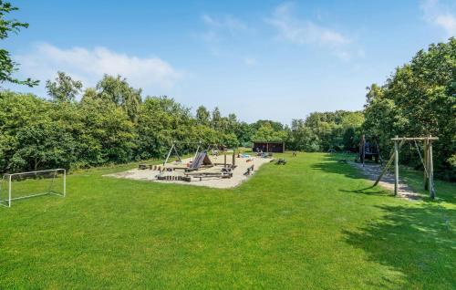 Κήπος έξω από το Nice Home In Fårvang With Outdoor Swimming Pool