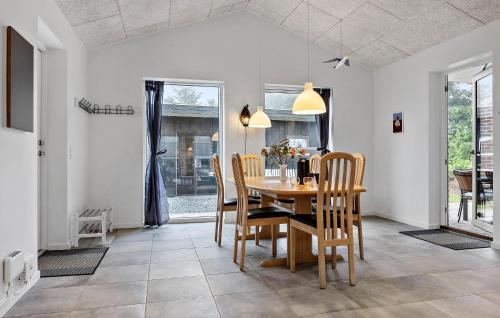 Χώρος καθιστικού στο Nice Home In Fårvang With Outdoor Swimming Pool